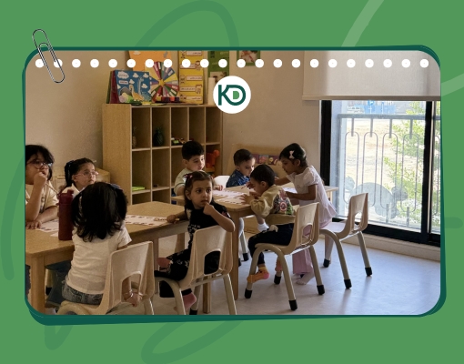 ساحة لعب خارجية مليئة بالألعاب والمنطاد في حضانة مركز وقت الطفل بالرياض – بيئة آمنة وممتعة للأطفال قريبة من موقعي