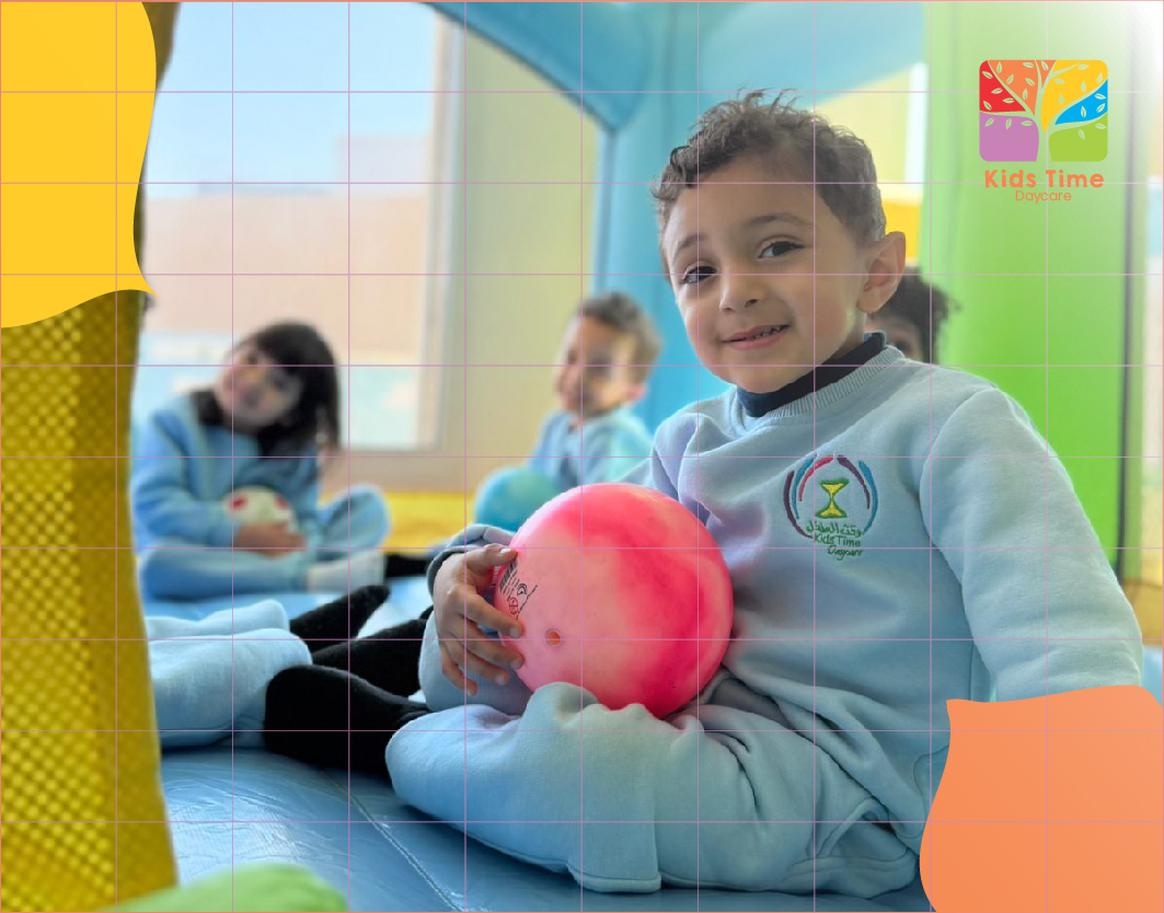 طفل سعيد يحمل كرة في مركز وقت الطفل بالرياض – حضانة وروضة معتمدة لتعليم ورعاية الأطفال المبكرة قريبة من موقعي