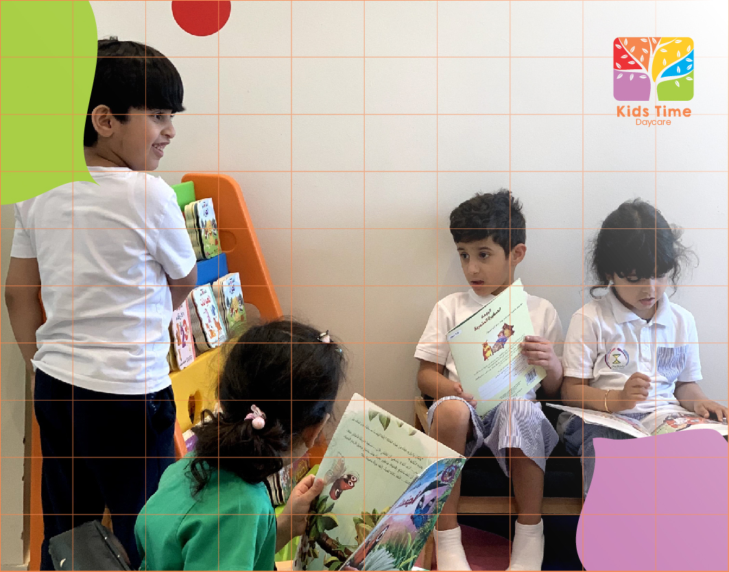 طفال يقرؤون الكتب في كيدز تايم داي كير بالرياض، نشاط تعليمي ممتع لرياض الأطفال