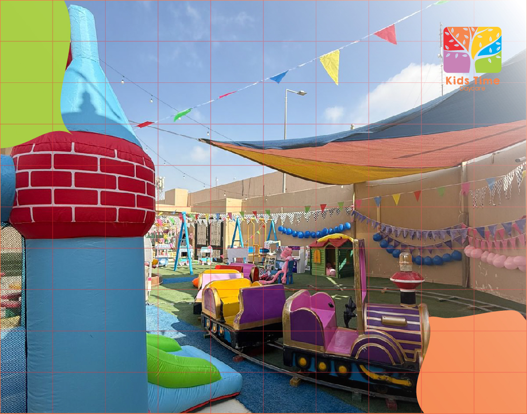 ساحة لعب خارجية مليئة بالألعاب والمنطاد في حضانة مركز وقت الطفل بالرياض – بيئة آمنة وممتعة للأطفال قريبة من موقعي