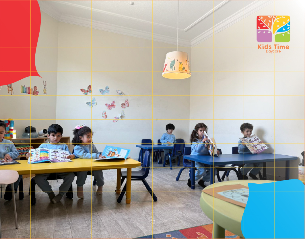 أطفال يقرؤون قصص عربية في ركن القراءة داخل روضة الأطفال مركز وقت الطفل بالرياض – حضانة قريبة من موقعي وروضة معتمدة