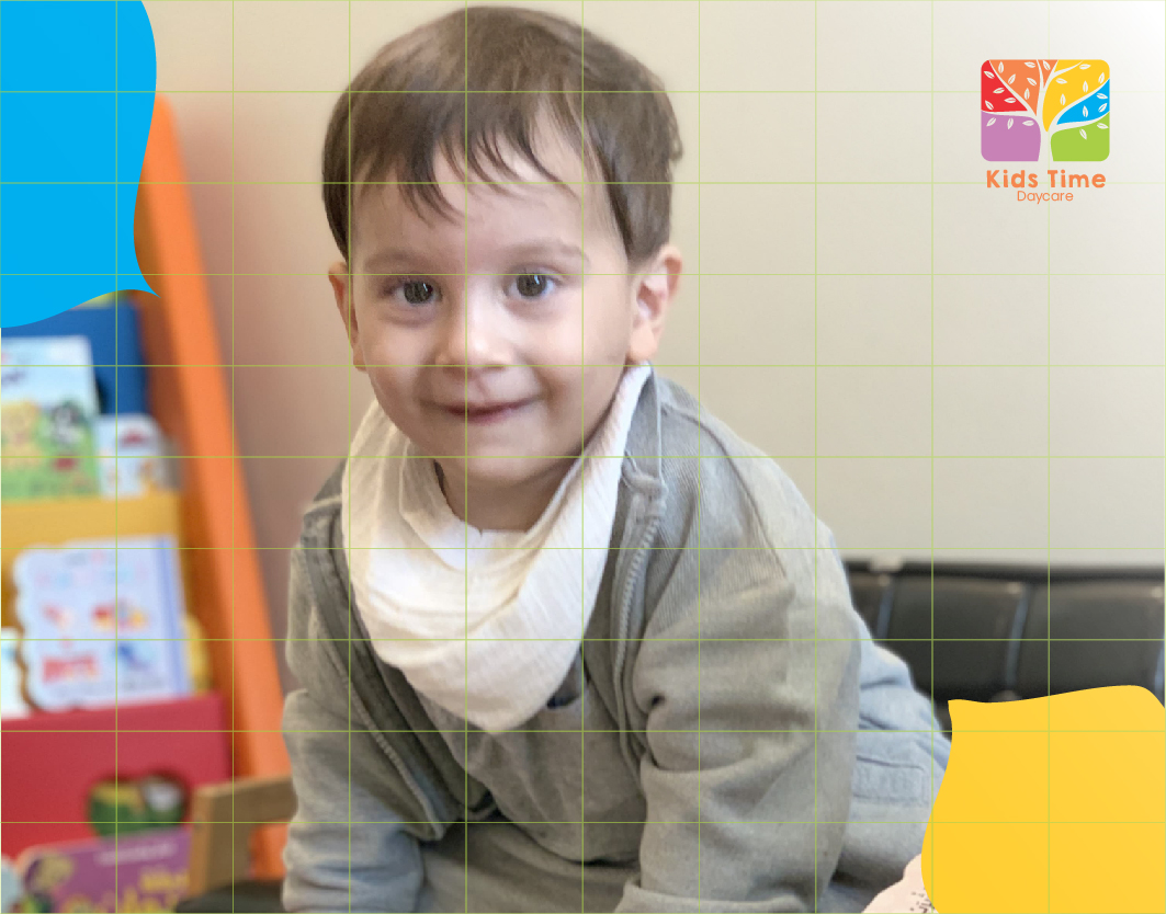 طفل صغير يبتسم في بيئة آمنة داخل حضانة مركز وقت الطفل بالرياض – حضانة مرخصة لرعاية وتعليم الأطفال المبكر